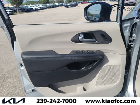 Used 2024 Chrysler Pacifica Touring-L FWD image 22