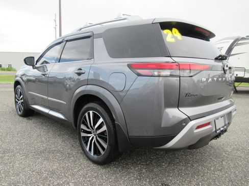 Used 2024 Nissan Pathfinder Platinum w/ Cargo Package AWD/4WD image 5