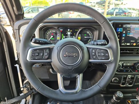 Used 2025 Jeep Wrangler Unlimited Sahara w/ Safety Group AWD/4WD image 18