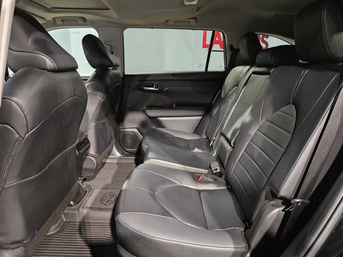 Certified 2025 Toyota Highlander XLE image 36