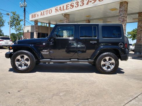 Used 2016 Jeep Wrangler Unlimited Sahara AWD/4WD image 3