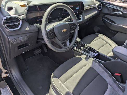 Used 2025 Chevrolet TrailBlazer LT AWD/4WD image 17