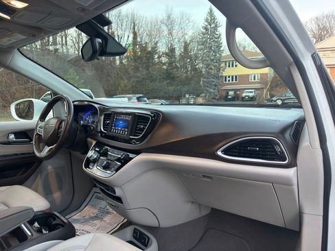Used 2018 Chrysler Pacifica Touring-L image 29
