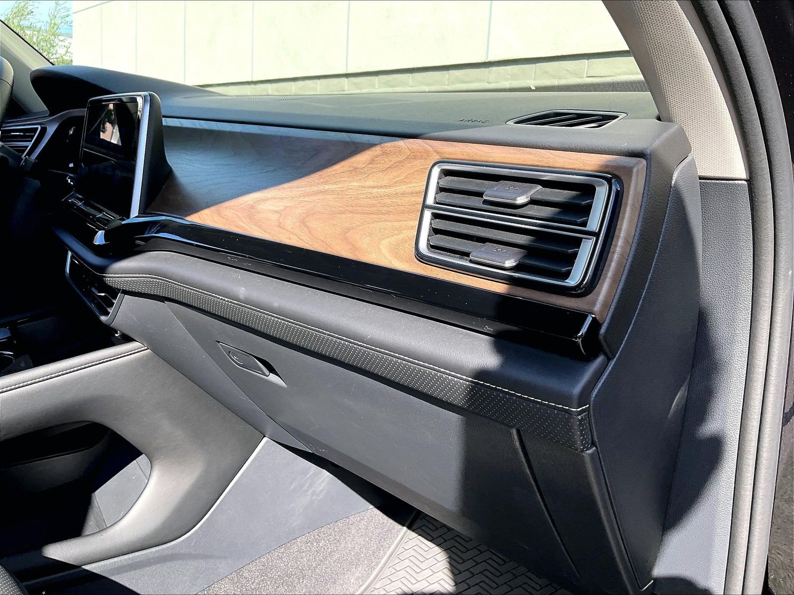 Certified 2024 Volkswagen Atlas SE FWD image 16