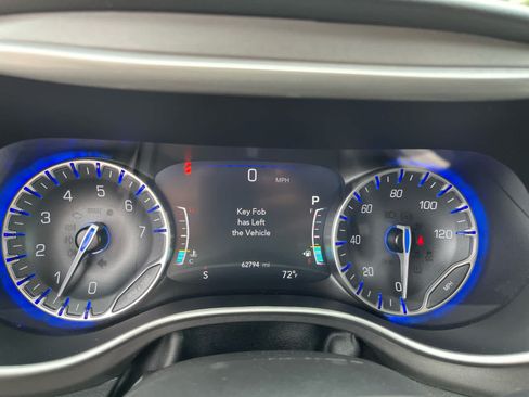 Used 2023 Chrysler Pacifica Touring-L FWD image 14