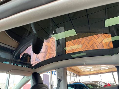 Used 2022 Tesla Model Y Long Range image 17