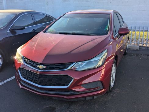 Used 2017 Chevrolet Cruze LT w/ Convenience Package image 2