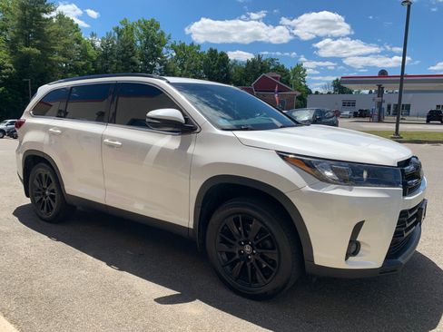 Used 2019 Toyota Highlander SE AWD/4WD image 3
