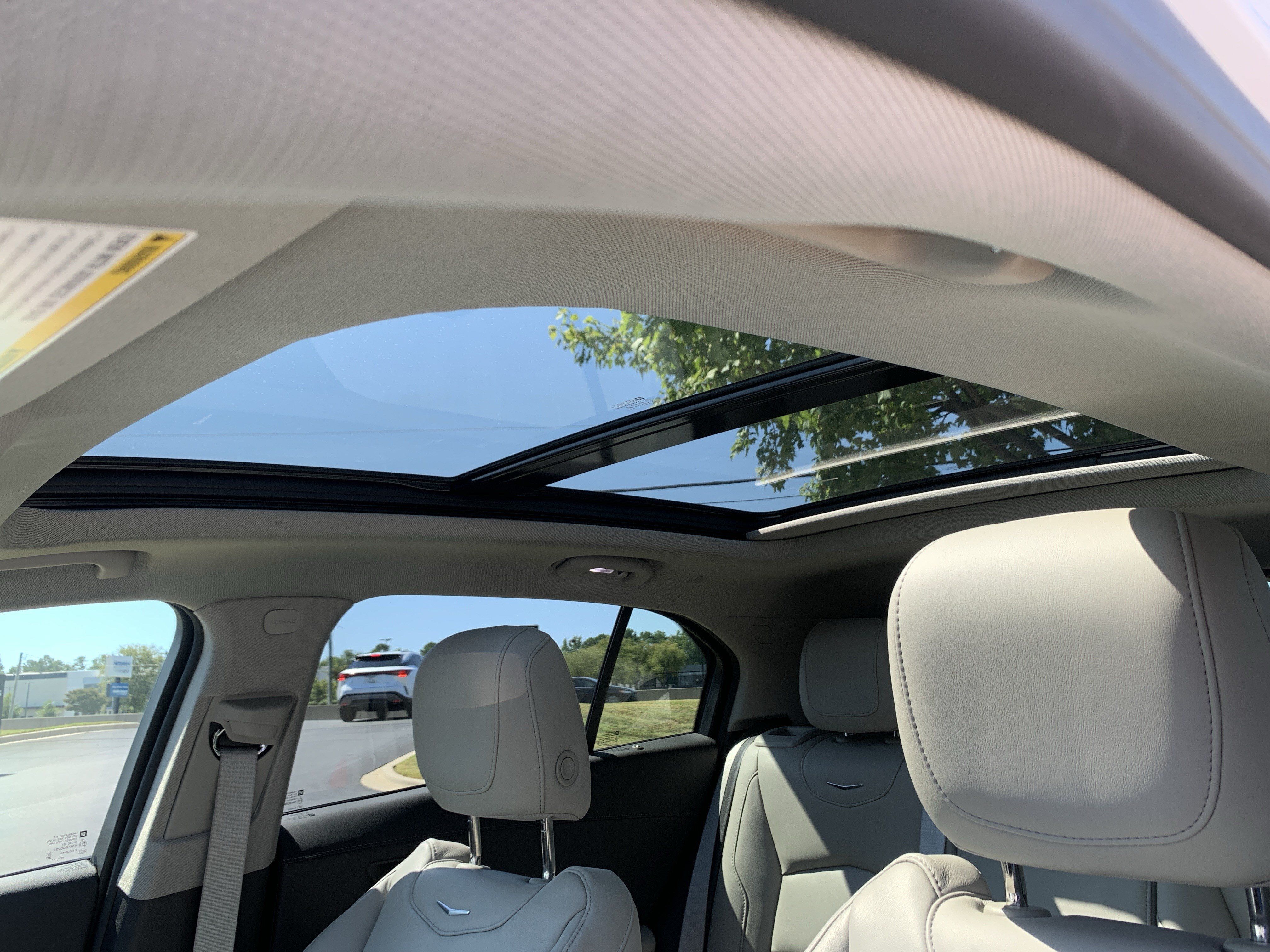 Used 2023 Cadillac XT4 Luxury w/ Cold Weather Package FWD image 28