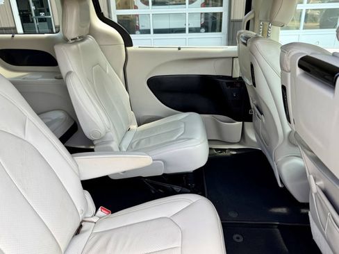 Used 2017 Chrysler Pacifica Touring-L Plus FWD image 17
