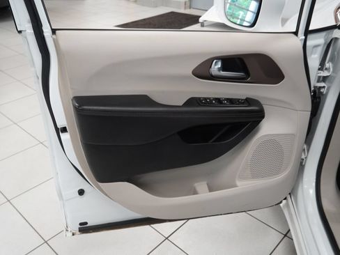 Used 2018 Chrysler Pacifica Touring-L w/ Premium Audio Group FWD image 5