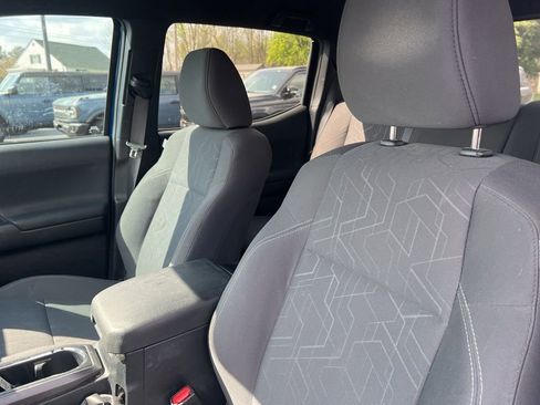 Used 2018 Toyota Tacoma TRD Sport w/ Technology Package image 7