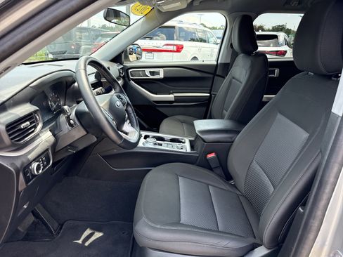 Used 2023 Ford Explorer XLT AWD/4WD image 11