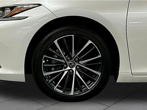 Used 2025 Lexus ES 300h w/ Premium Package image 10