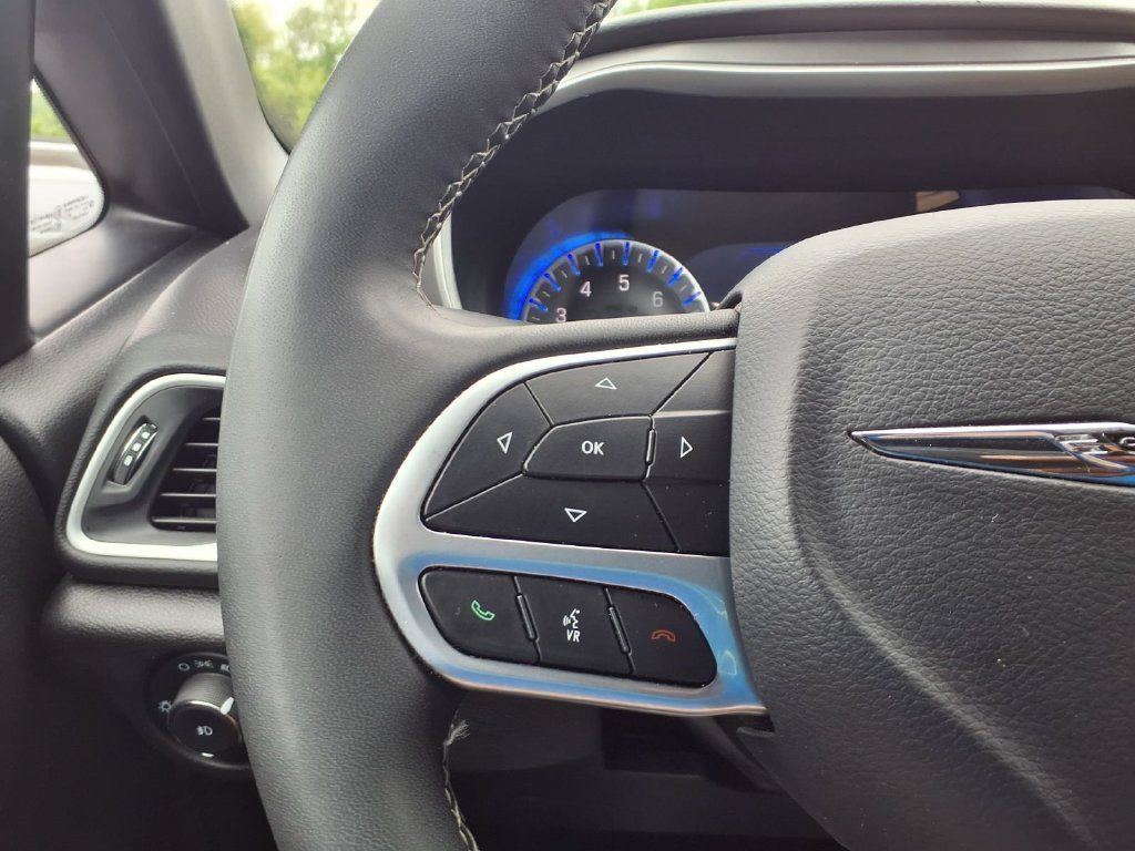 Used 2025 Chrysler Pacifica Select FWD image 11