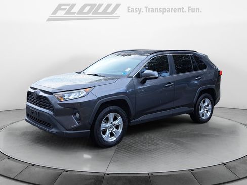 Used 2019 Toyota RAV4 XLE w/ Convenience Package FWD image 4