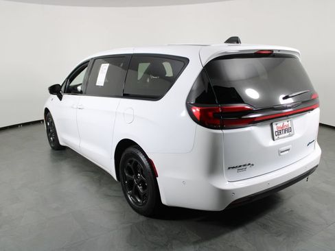 Used 2024 Chrysler Pacifica Limited FWD image 15