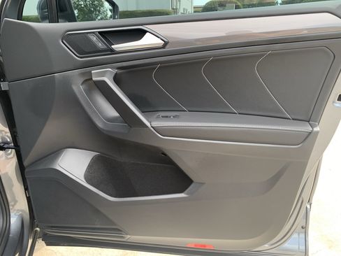 Used 2023 Volkswagen Tiguan SE w/ Panoramic Sunroof Package FWD image 36