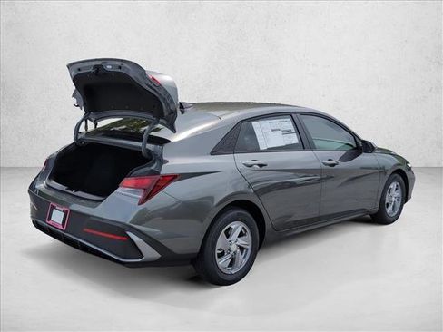 New 2026 Hyundai Elantra SE FWD image 4