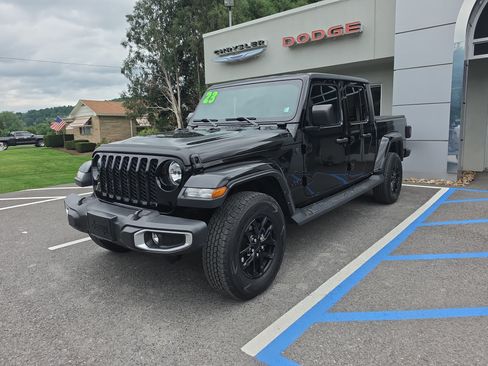Used 2023 Jeep Gladiator Sport AWD/4WD image 8