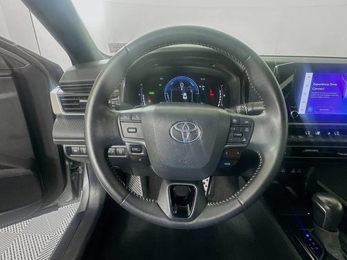 Used 2025 Toyota Camry SE FWD image 11