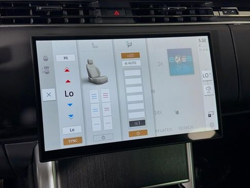 Certified 2025 Land Rover Range Rover SE image 19