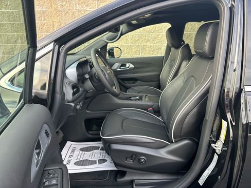 New 2026 Chrysler Pacifica Limited FWD image 13