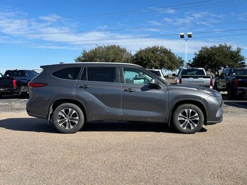 Used 2023 Toyota Highlander XLE image 4
