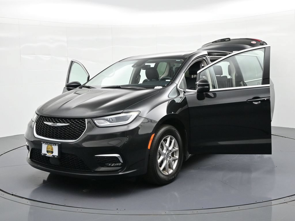 Used 2023 Chrysler Pacifica Touring-L FWD image 38