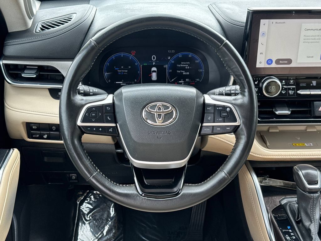 Used 2023 Toyota Highlander Limited AWD/4WD image 15