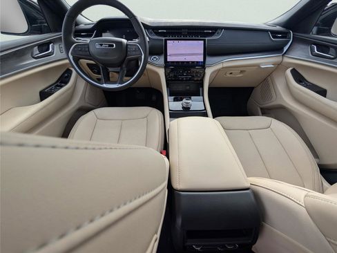 New 2025 Jeep Grand Cherokee Limited w/ Luxury Tech Group II RWD image 31