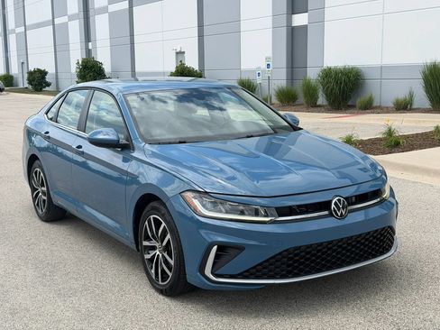 Used 2025 Volkswagen Jetta SE FWD image 3