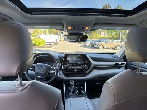 Used 2022 Toyota Highlander XLE AWD/4WD image 22