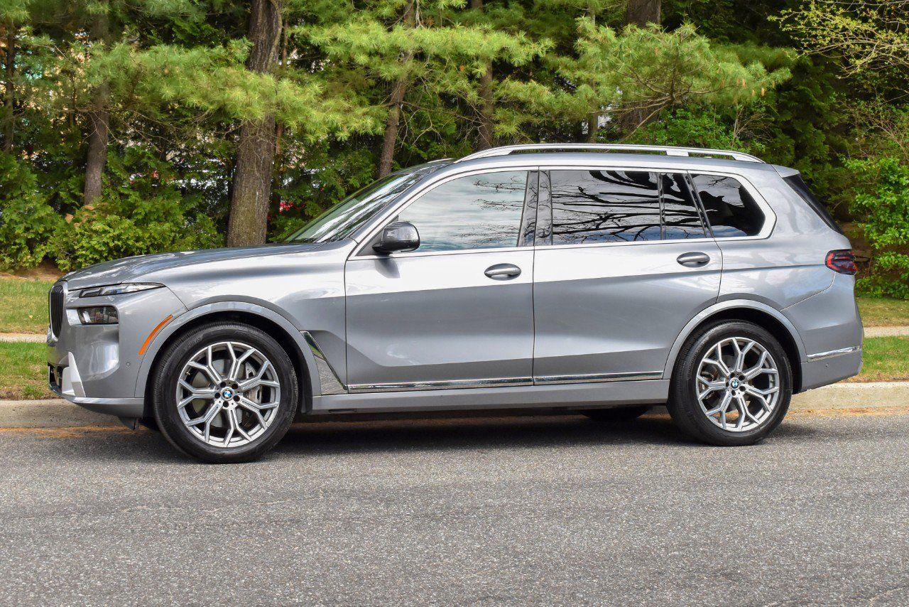 Used 2025 BMW X7 xDrive40i AWD/4WD image 3