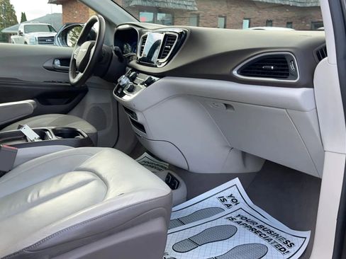 Used 2017 Chrysler Pacifica Touring-L image 22