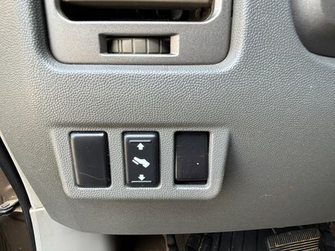 Used 2004 Nissan Titan LE w/ (Tow) Big Tow Pkg image 9