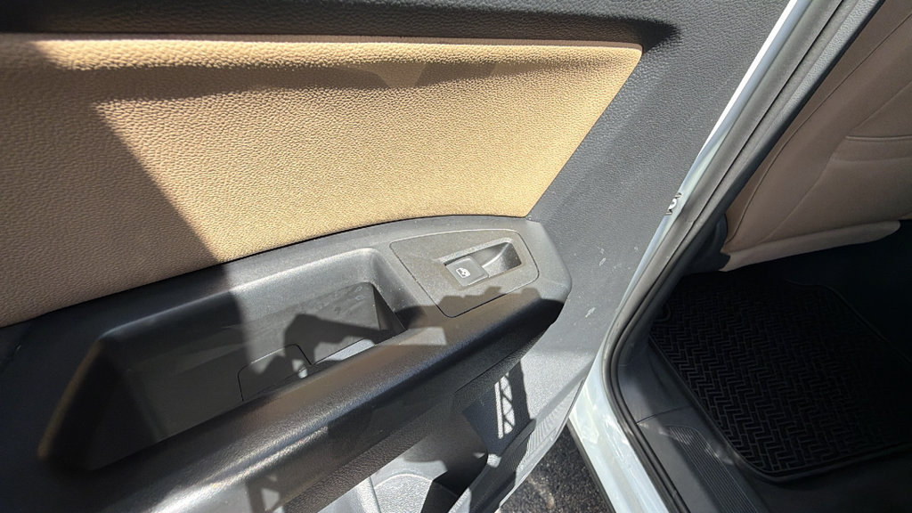 Used 2020 Volkswagen Atlas Cross Sport SE w/ Panoramic Sunroof Package FWD image 16