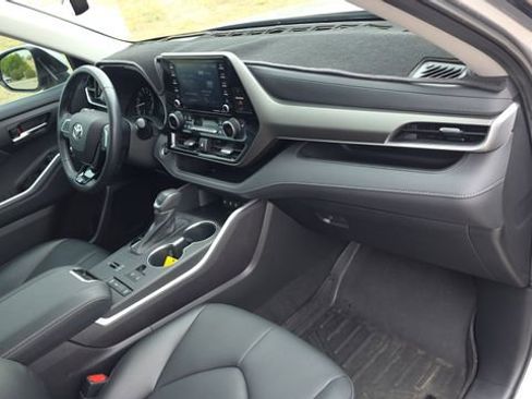 Used 2021 Toyota Highlander XLE image 29
