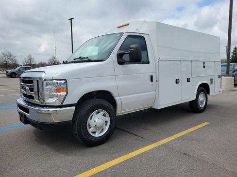 Certified 2018 Ford E-350 and Econoline 350 Super Duty w/ Power Windows & Locks Group image 2