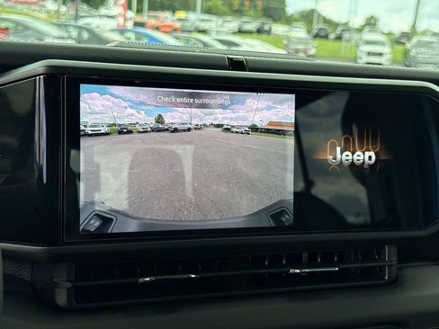 Used 2025 Jeep Gladiator Sport AWD/4WD image 28