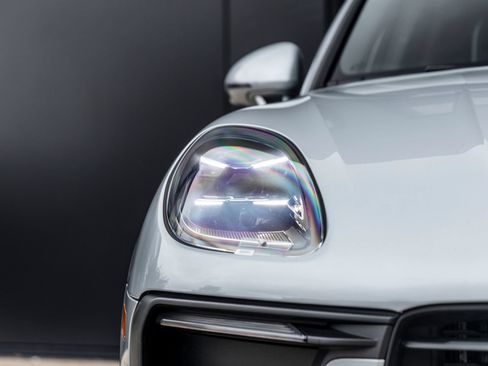 Certified 2024 Porsche Macan AWD/4WD image 17