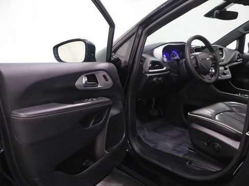 Used 2025 Chrysler Pacifica Limited image 10