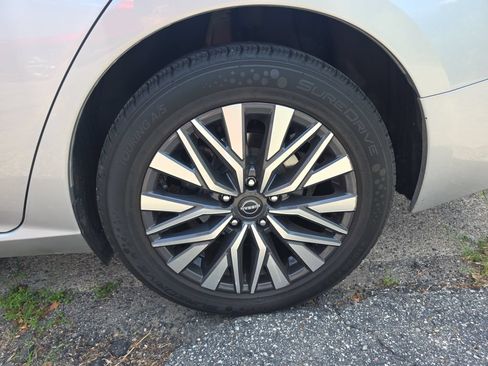 Used 2024 Nissan Altima 2.5 SV FWD image 30