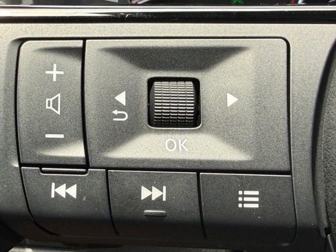 Used 2023 Nissan Rogue SV FWD image 17