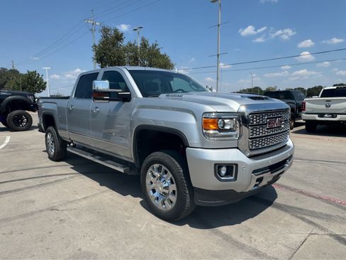 Used 2018 GMC Sierra 2500 Denali w/ Duramax Plus Package AWD/4WD image 4