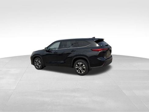 Used 2022 Toyota Highlander XLE image 8