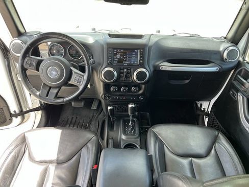 Used 2018 Jeep Wrangler Unlimited Sahara w/ Connectivity Group AWD/4WD image 20