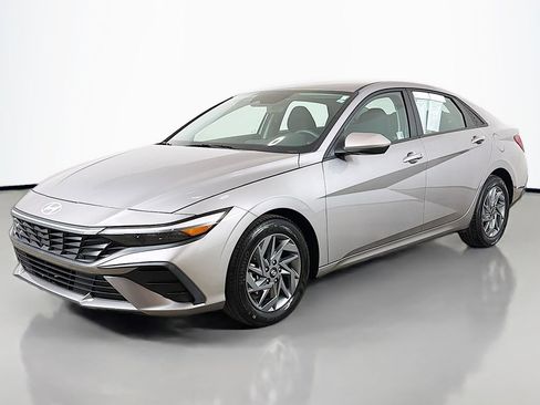 Used 2024 Hyundai Elantra SEL FWD image 8