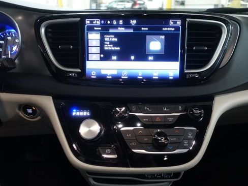 Used 2024 Chrysler Pacifica Touring-L FWD image 14