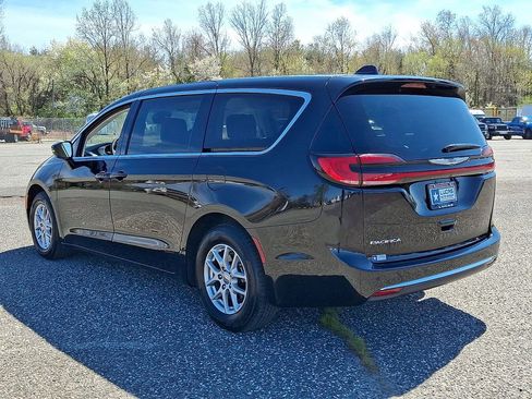 Used 2024 Chrysler Pacifica Touring-L FWD image 8